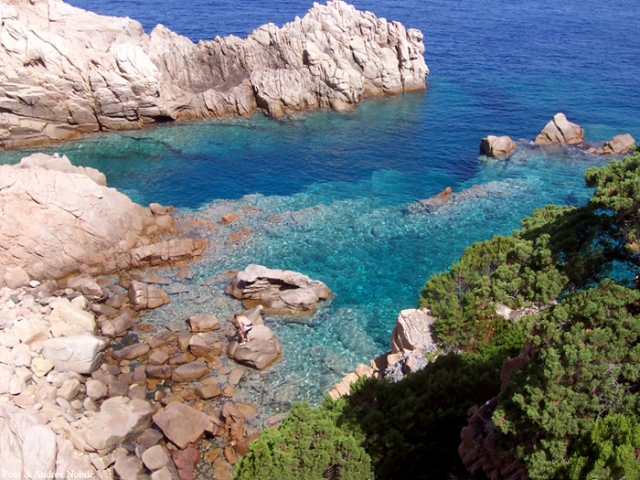 Costa Paradiso - La linea costiera frastagliata dà vita ad un’infinita di piccole insenature e calette dove il mare si insinua tra le rocce.