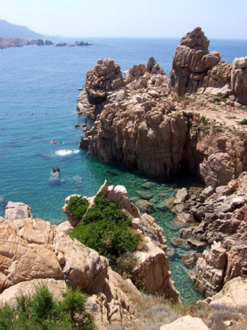A Costa Paradiso il mare di un verde cristallino riprende i colori della macchia mediterranea che lo circonda.