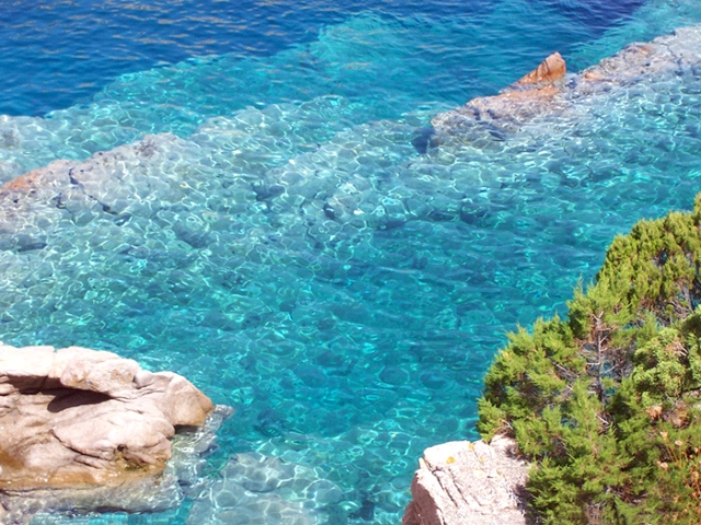 Il mare di Costa Paradiso si mostra in tutta la sua purezza cristallina