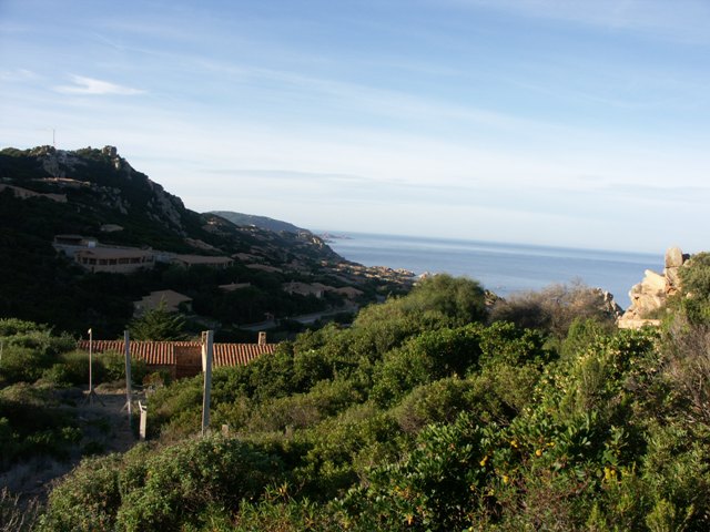 Una veduta del mare e di un tratto di costa del villaggio Costa Paradiso