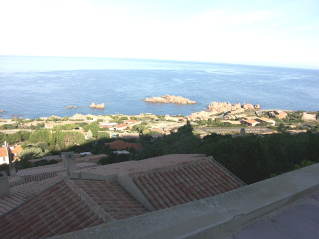 Costa Paradiso e caratterizzata dalle scogliere di granito che si tuffano nel mare.