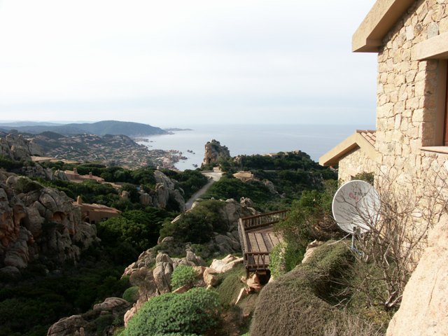 Le ville situate verso l’interno offrono splendide vedute di Costa Paradiso