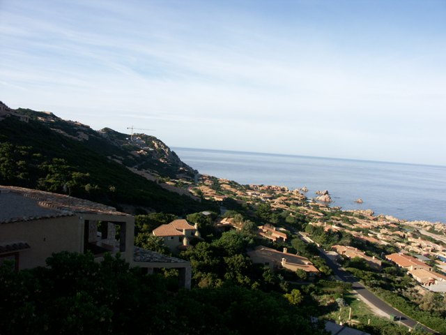 Numerose villette di Costa Paradiso sono situate a breve distanza dal mare