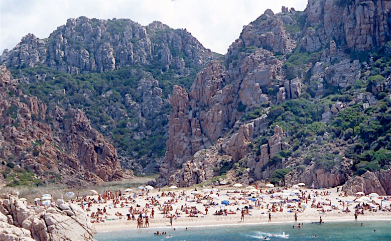 Una veduta frontale di Spiaggia Li Cossi a Costa Paradiso