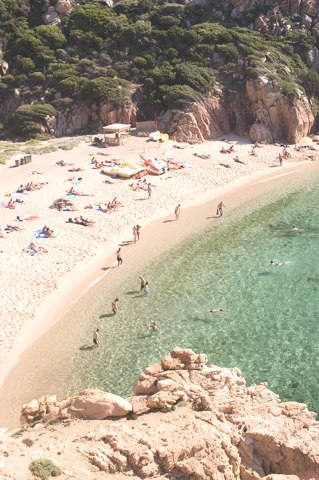 Costa Paradiso: i bagnanti si tuffano nel mare verde smeraldo di Spiaggia Li Cossi