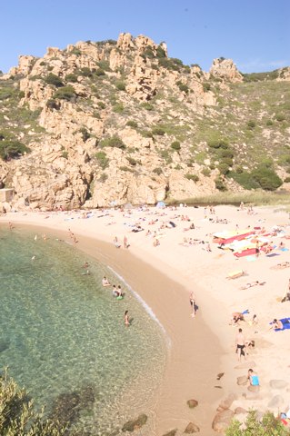 Spiaggia Li Cossi di Costa Paradiso vista dal lato sinistro