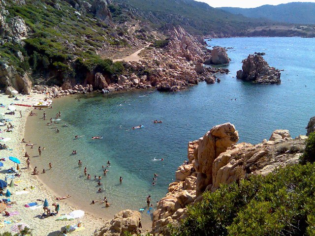 Costa Paradiso - Spiaggia Li Cossi con l'acqua dal colore verde intenso.