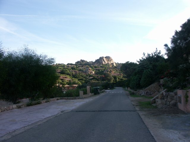 Le stradine interne al villaggio Costa Paradiso consentono comodi spostamenti in auto o anche piacevoli passeggiate a piedi