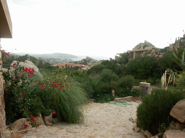 Giardino di una villa di Costa Paradiso