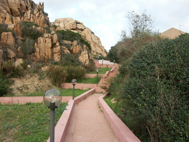 Un viale di accesso ad una villa di Costa Paradiso