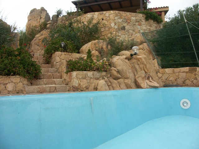 Una scala porta alla piscina di una villa di Costa Paradiso