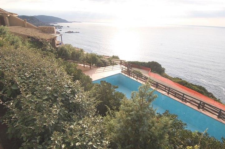 Una splendida piscina panoramica per le vacanze a Costa Paradiso