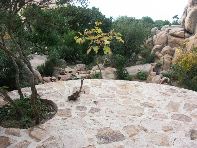Giardino e area pavimentata di una villa a Costa Paradiso