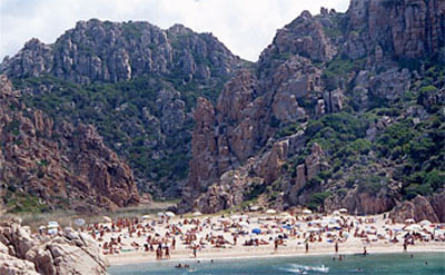 Costa Paradiso - Spiaggia Li Cossi � chiusa in un anfiteatro naturale di rocce di granito