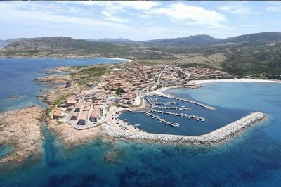 Costa Paradiso - Spiaggia Li Cossi  chiusa in un anfiteatro naturale di rocce di granito