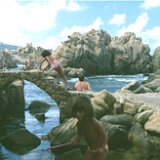 Kinder spielen unter die felsen des Costa Paradiso