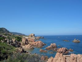 Costa Paradiso: Das blaue Meer und die graniten rosen felsen.