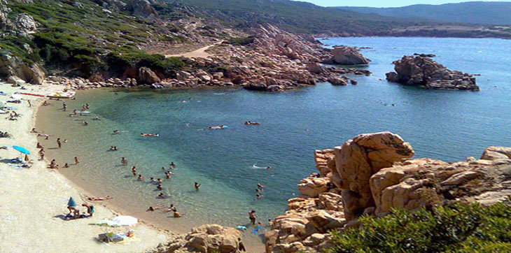 Touriste springen in dem Meer von Li cossi Strand Costa Paradiso Sardinien