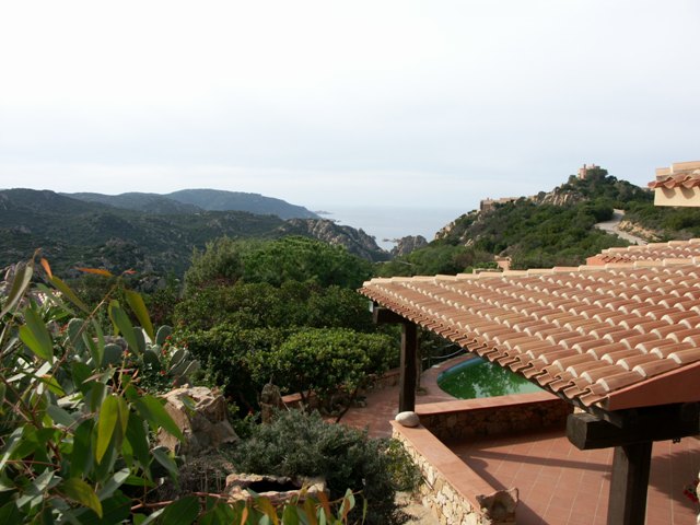 Einige Villen von Costa Paradiso unter der Vegetation der Küste.