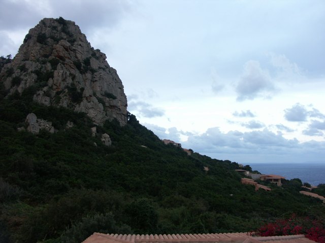 Die Felsen von Costa paradiso unter Das Grüne