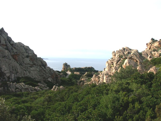 Panorama von Costa Paradiso mit Felsen aus Granit unter dem Grüne