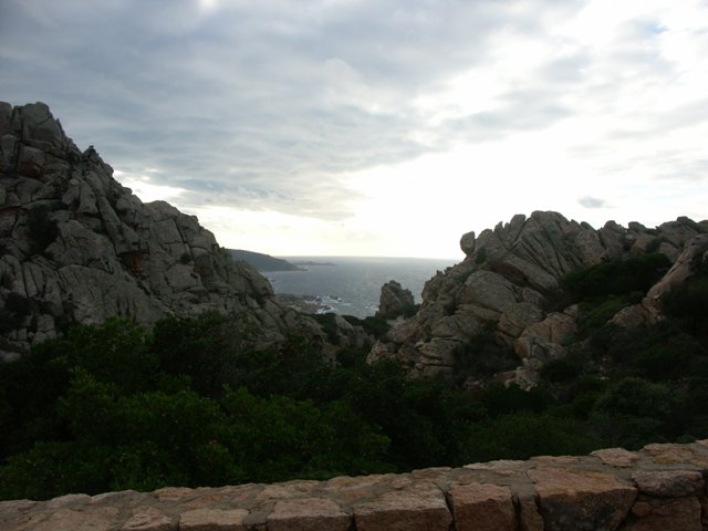 Ein Panorama vom Sardinien Meer und Die Bäume