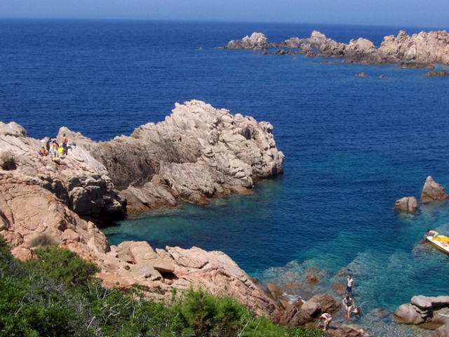 Costa Paradiso ist durch Klippen aus Granit kenngezeichnet, die im Meer sind.