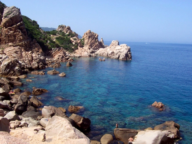 Die Klippen von Costa Paradiso ist durch das Meer geformt worden.
