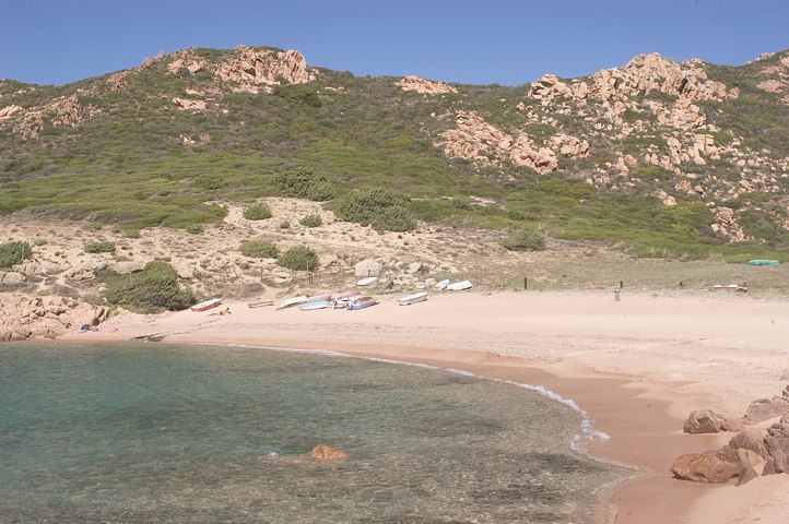 Das Ufer von Cala Serraina, Costa Paradiso, Sardinien.