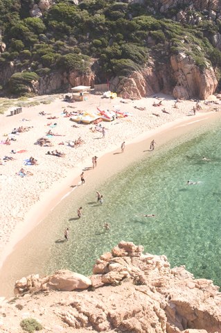 Costa Paradiso, Strand Li Cossi, Die Badenden tauchen ins Meer