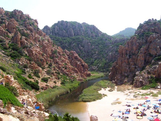 Costa Paradiso: Strand Li Cossi der Teich und die Felsen umschlissen das Strand. Nach links sieht man die Treppe für das Strand.