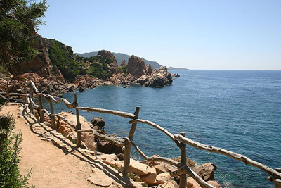 Der Weg führt zur Spiaggia Li Cossi