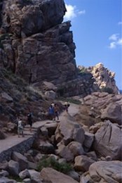 Der schmale Pfad, der zum Strand Li Cossi führt und die roten Granitfelsen der Costa Paradiso.