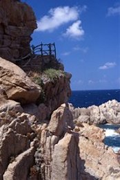 Der schmale Pfad, der zum Strand Li Cossi führt und die roten Granitfelsen der Costa Paradiso.