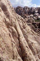 Der schmale Pfad, der zum Strand Li Cossi führt und die roten Granitfelsen der Costa Paradiso.