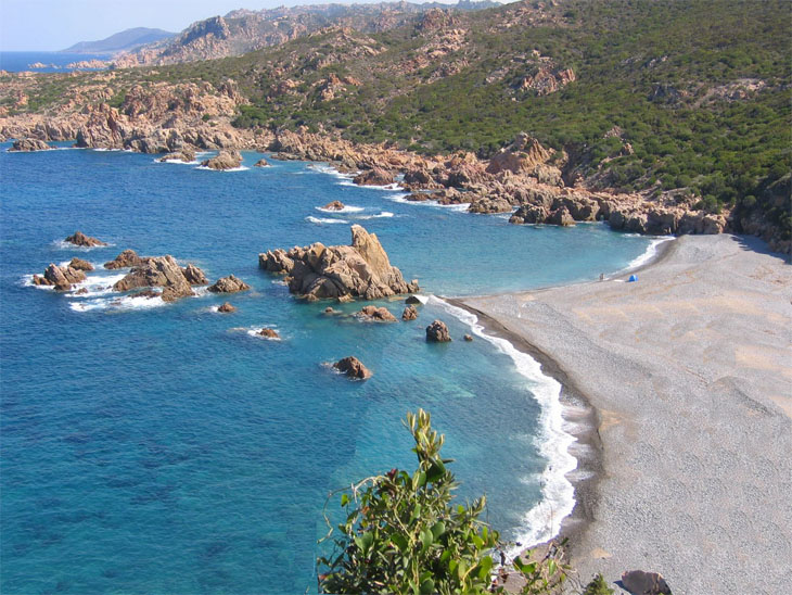 Richtung Isola Rossa erreicht man die Spiaggia Tinnari, ein herrlicher und abgelegener Strand am Rand der Costa Paradiso.