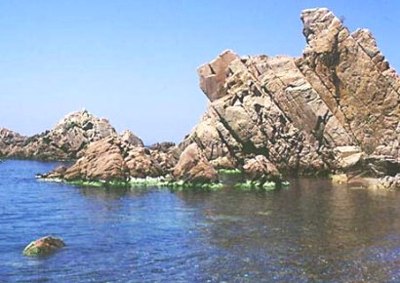 Strand Tinnari ist ganz umgeben aus Felsen. Man erreichen dies herrliche Strand  nur durch das meer oder einen schmal Weg 1 Kilometer lang